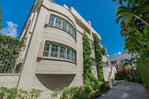 Townhouse in Coral Gables, Florida 2 bedrooms, 186.73 sq.m. № 1807862 - photo 22