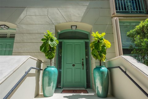 Townhouse in Coral Gables, Florida 2 bedrooms, 186.73 sq.m. № 1807862 - photo 1