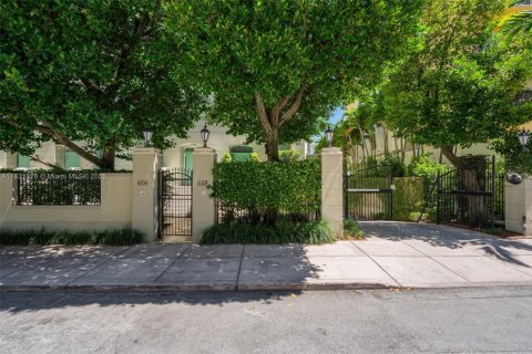 Townhouse in Coral Gables, Florida 2 bedrooms, 186.73 sq.m. № 1807862 - photo 2