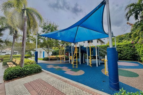 Condo in Bay Harbor Islands, Florida, 2 bedrooms № 1961111 - photo 15