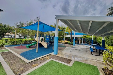 Condo in Bay Harbor Islands, Florida, 2 bedrooms № 1961111 - photo 16