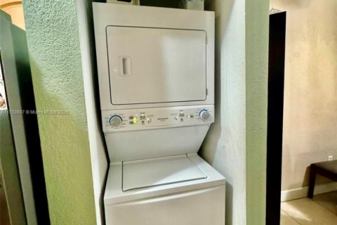 Condo in Bay Harbor Islands, Florida, 2 bedrooms № 1961111 - photo 6