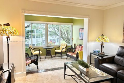 Condo in Lauderdale Lakes, Florida, 2 bedrooms № 2038115 - photo 4