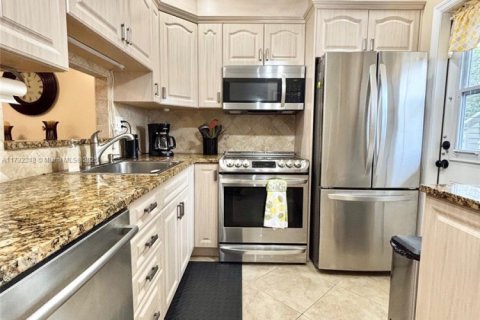 Condo in Lauderdale Lakes, Florida, 2 bedrooms № 2038115 - photo 12