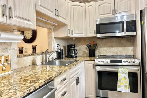 Condo in Lauderdale Lakes, Florida, 2 bedrooms № 2038115 - photo 16