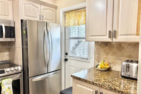 Condo in Lauderdale Lakes, Florida, 2 bedrooms № 2038115 - photo 17