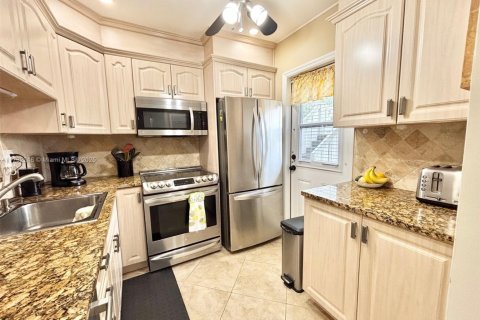 Condo in Lauderdale Lakes, Florida, 2 bedrooms № 2038115 - photo 11