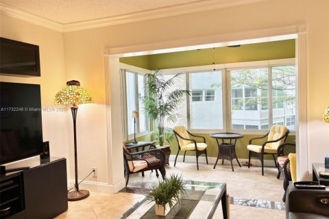 Condo in Lauderdale Lakes, Florida, 2 bedrooms № 2038115 - photo 5