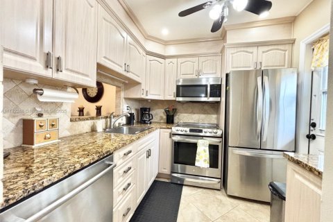 Condo in Lauderdale Lakes, Florida, 2 bedrooms № 2038115 - photo 13