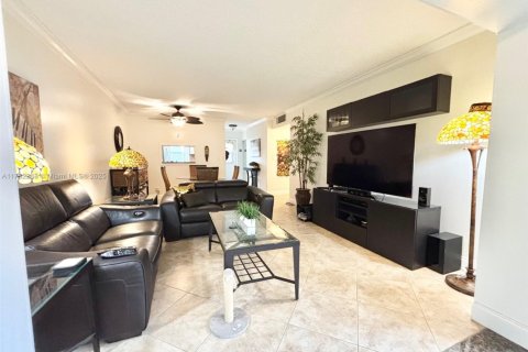 Condo in Lauderdale Lakes, Florida, 2 bedrooms № 2038115 - photo 9