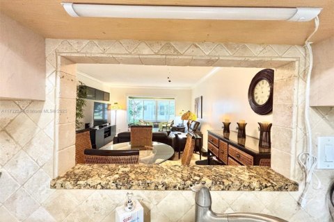 Condo in Lauderdale Lakes, Florida, 2 bedrooms № 2038115 - photo 15