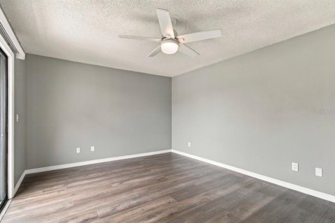 Condo in Tampa, Florida, 2 bedrooms № 2384130 - photo 25