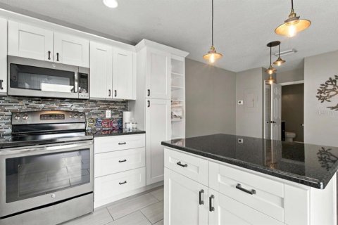 Condo in Tampa, Florida, 2 bedrooms № 2384130 - photo 16