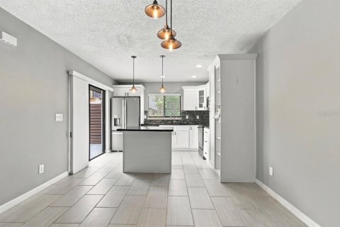 Condo in Tampa, Florida, 2 bedrooms № 2384130 - photo 12