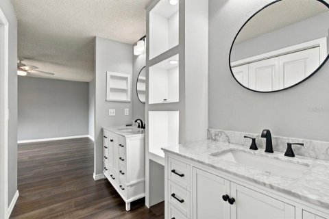 Condo in Tampa, Florida, 2 bedrooms № 2384130 - photo 30