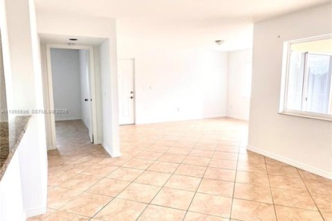 Condominio en alquiler en Hialeah, Florida, 2 dormitorios, 108.05 m2 № 2010484 - foto 6