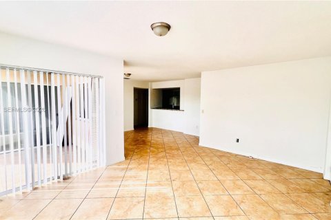 Condominio en alquiler en Hialeah, Florida, 2 dormitorios, 108.05 m2 № 2010484 - foto 3