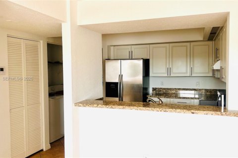 Condominio en alquiler en Hialeah, Florida, 2 dormitorios, 108.05 m2 № 2010484 - foto 5