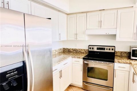 Condominio en alquiler en Hialeah, Florida, 2 dormitorios, 108.05 m2 № 2010484 - foto 4