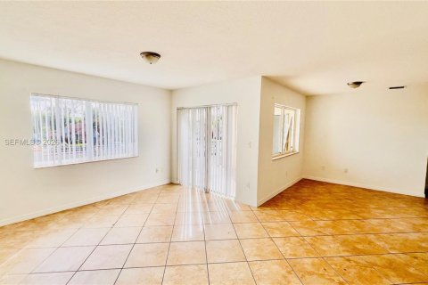 Condominio en Hialeah, Florida, 2 dormitorios  № 2010484