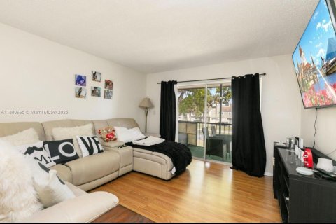 Condo in Tamarac, Florida, 1 bedroom  № 1943455 - photo 6