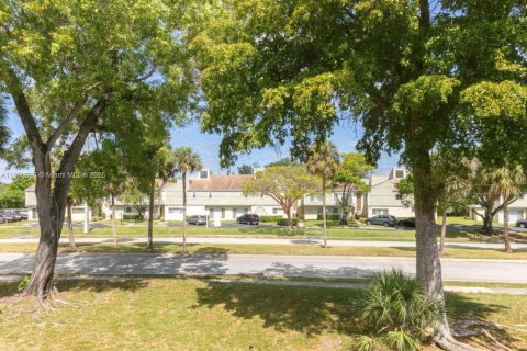 Condo in Tamarac, Florida, 1 bedroom  № 1943455 - photo 8