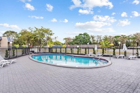 Condo in Tamarac, Florida, 1 bedroom  № 1943455 - photo 9
