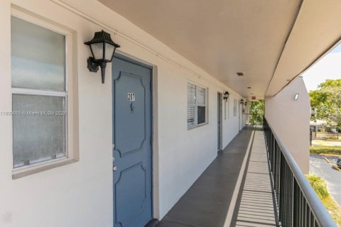 Condo in Tamarac, Florida, 1 bedroom  № 1943455 - photo 3