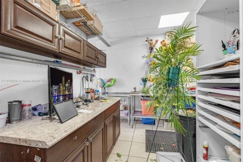 Commercial property in Miami, Florida № 1980656 - photo 11