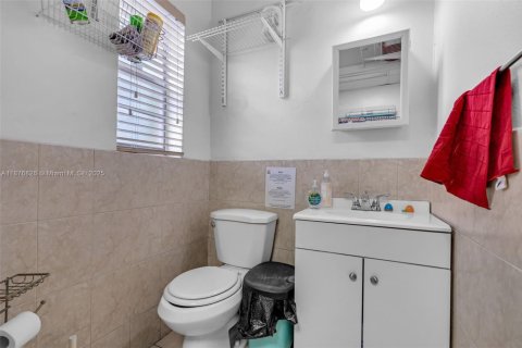 Commercial property in Miami, Florida № 1980656 - photo 16