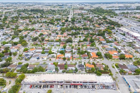 Commercial property in Miami, Florida № 1980656 - photo 1