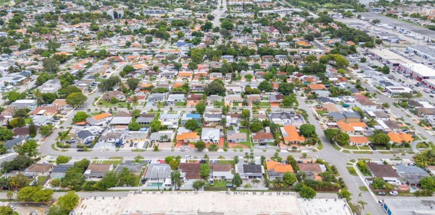 Commercial property in Miami, Florida № 1980656