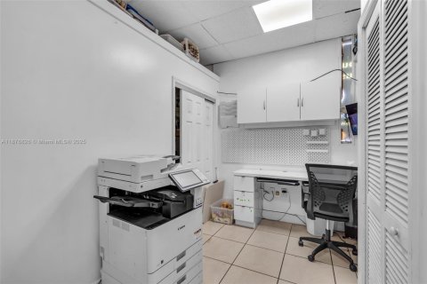 Commercial property in Miami, Florida № 1980656 - photo 13