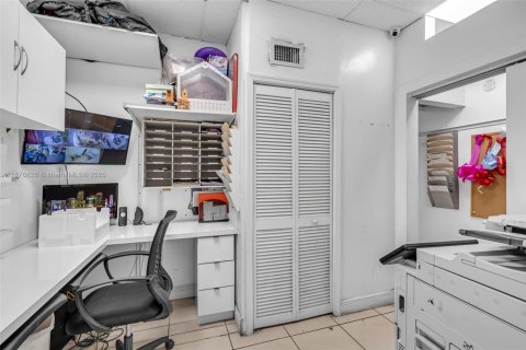 Commercial property in Miami, Florida № 1980656 - photo 14
