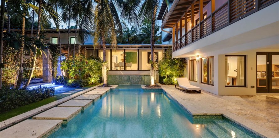 House in Miami, Florida 6 bedrooms, 418.99 sq.m. № 1770845