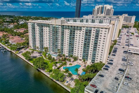 Купить кондоминиум в Санни-Айлс-Бич, Флорида 1 спальня, 92.9м2, № 1954943 - фото 15