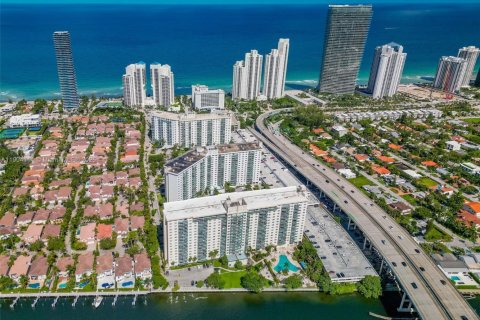 Купить кондоминиум в Санни-Айлс-Бич, Флорида 1 спальня, 92.9м2, № 1954943 - фото 26