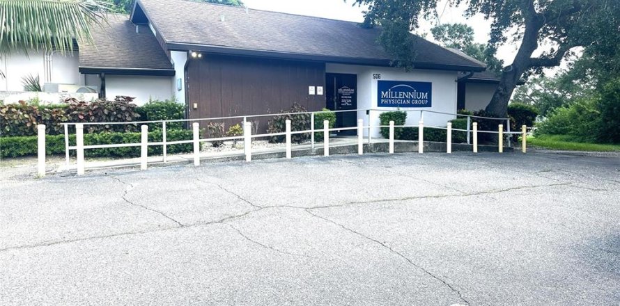 Commercial property in Palmetto, Florida 294.59 sq.m. № 2318444