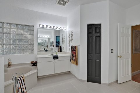 Casa en venta en Pembroke Pines, Florida, 3 dormitorios, 201.32 m2 № 2428500 - foto 15