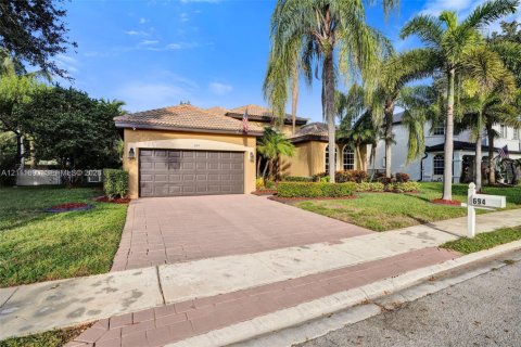 Casa en venta en Pembroke Pines, Florida, 3 dormitorios, 201.32 m2 № 2428500 - foto 2