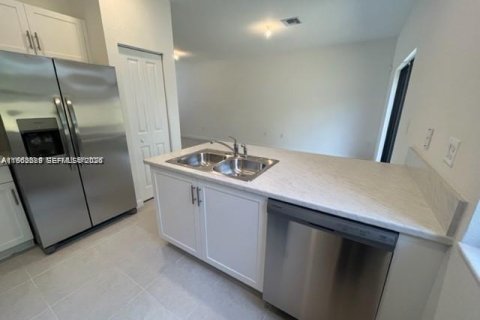 Touwnhouse à louer à Homestead, Floride: 3 chambres, 123.65 m2 № 2023798 - photo 6