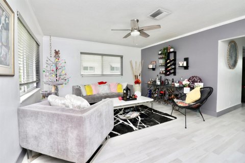 House in Tamarac, Florida 2 bedrooms, 111.85 sq.m. № 2180795