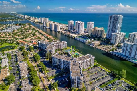 Condo in Hallandale Beach, Florida, 2 bedrooms № 1986735 - photo 2