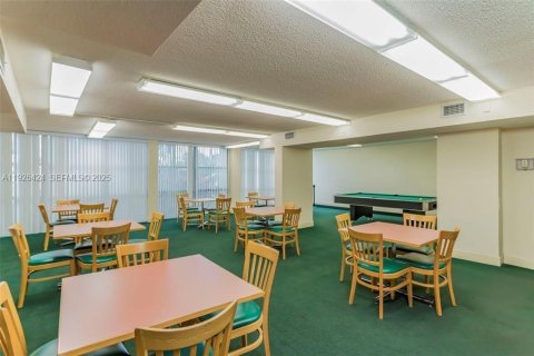 Condo in Hallandale Beach, Florida, 2 bedrooms № 1986735 - photo 11