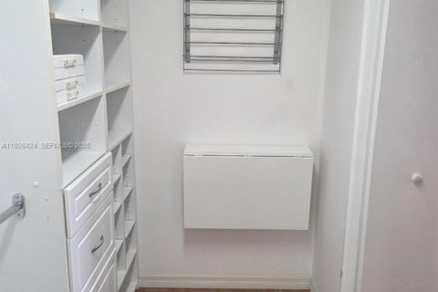 Condo in Hallandale Beach, Florida, 2 bedrooms  № 1986735 - photo 16