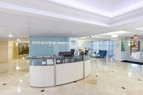 Condo in Hallandale Beach, Florida, 2 bedrooms № 1986735 - photo 1