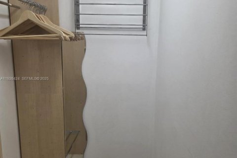 Condo in Hallandale Beach, Florida, 2 bedrooms  № 1986735 - photo 23