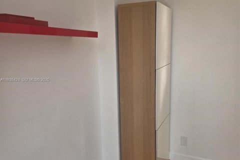 Condo in Hallandale Beach, Florida, 2 bedrooms  № 1986735 - photo 24