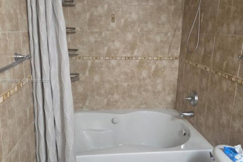 Condo in Hallandale Beach, Florida, 2 bedrooms  № 1986735 - photo 15