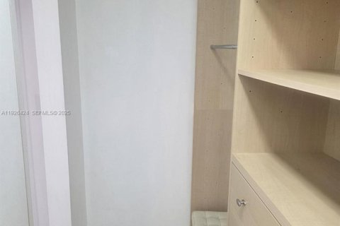 Condo in Hallandale Beach, Florida, 2 bedrooms  № 1986735 - photo 29